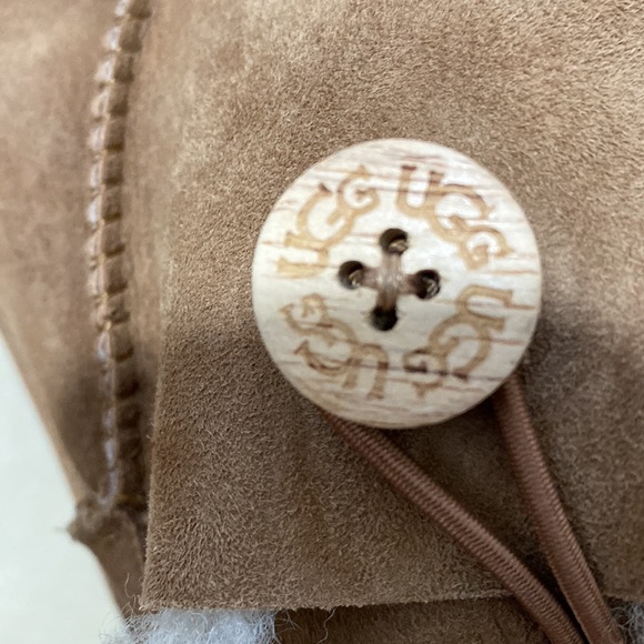 UGG BAILEY BUTTON Boots in Chestnut - Picture 9 of 9